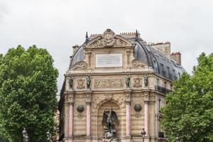 hermosa fuente de san miguel en paris foto