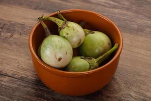 berenjena verde asiática - lista para cocinar foto