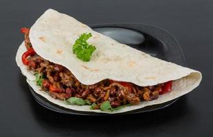 burrito con carne picada y frijoles foto