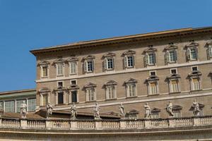 edificios en el vaticano, la santa sede dentro de roma, italia. parte de la basílica de san pedro. foto