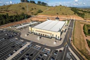 vista aérea del santuario de santa rita más grande del mundo en cassia, minas gerais, brasil. foto