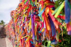 Cerca de cintas de colores contra en arraial d'ajuda, bahia, brasil foto