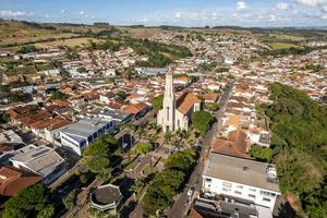 vista aérea de la pequeña ciudad de cassia, sur de minas gerais, brasil. foto