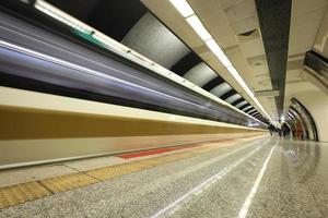 metro moviéndose en una estación foto