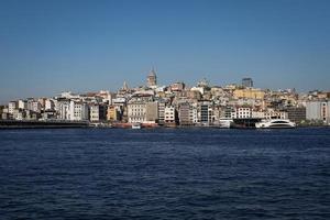 torre de galata y distrito de galata en estambul, turquía foto