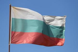 bandera búlgara ondeando en asta de bandera foto