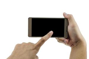 manos masculinas aisladas sosteniendo y tocando el teléfono móvil en una pantalla negra en blanco. tecnología móvil. la foto incluye dos rutas de recorte en el borde exterior y la pantalla en negro.