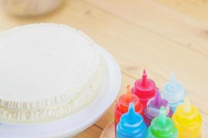 pastel de mantequilla blanca y ñame colorido para la decoración de pasteles sobre una mesa de madera foto