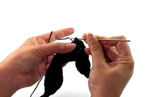 manos de mujer haciendo crochet foto