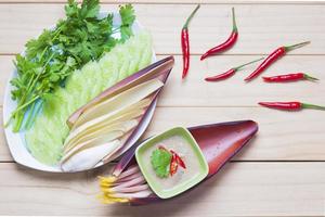 salsa de soja tailandesa con guarnición de verduras frescas foto