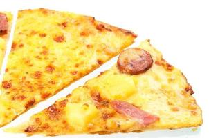 pizza delgada sobre fondo blanco foto