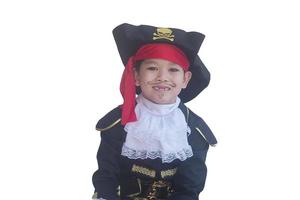 Muchacho asiático sonriendo en traje de pirata aislado sobre blanco foto