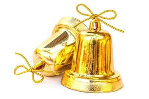 Dos viejas campanas doradas para la decoración navideña de año nuevo, aisladas en blanco foto