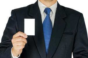 el hombre de negocios muestra una tarjeta de nota blanca vacía aislada en blanco. la foto incluye dos trayectorias de recorte, fondo blanco y tarjeta.