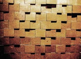 textura de decoración de bloques de madera, fondo de pared en la habitación oscura luz desde arriba foto