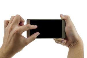 manos masculinas aisladas sosteniendo el teléfono móvil en una pantalla negra en blanco para tomar una foto con el zoom del reloj. tecnología móvil. la foto incluye tres trazados de recorte en el borde interior del borde exterior y una pantalla en negro.