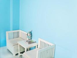 muebles blancos en una esquina de la habitación azul claro foto