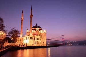 mezquita ortakoy en la ciudad de estambul, turquía foto