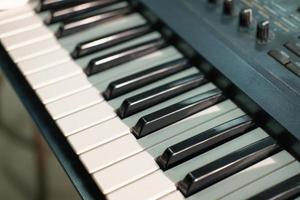 vista de primer plano del sintetizador de teclado musical electrónico. piano para grabar música en un estudio, equipo profesional. foto
