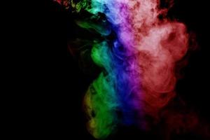 humo abstracto aislado sobre fondo negro, polvo de arco iris foto