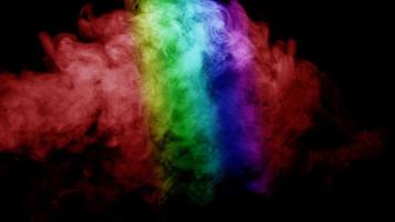 humo abstracto aislado sobre fondo negro, polvo de arco iris foto