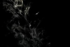 polvo abstracto o efecto de humo aislado en fondo negro, fuera de foco foto