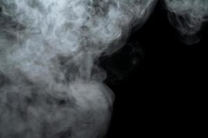 polvo abstracto o efecto de humo aislado en fondo negro, fuera de foco foto