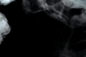 polvo abstracto o efecto de humo aislado en fondo negro, fuera de foco foto