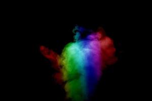humo abstracto aislado sobre fondo negro, polvo de arco iris foto