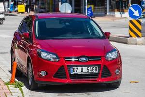 antalya, turquía, 04 de marzo de 2022, el ford focus rojo está estacionado en la calle en un día cálido foto