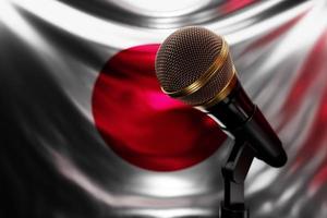 micrófono en el fondo de la bandera nacional de japón, ilustración 3d realista. premio de música, karaoke, radio y equipo de sonido de estudio de grabación foto