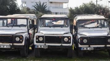 lado turquía 05 de marzo de 2022 estacionamiento con autos idénticos en fila land rover defender foto