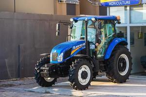 manavgat turquía 05 de marzo de 2022 el tractor azul está estacionado en la calle en un cálido día de verano foto
