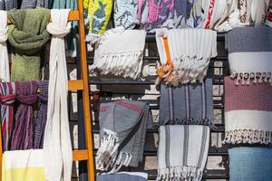 mujer cae bufandas en e en tienda de ropa. tonos pastel y naturales, colores neutros. foto