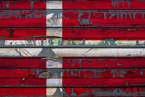 la bandera nacional de dinamarca está pintada en tablas irregulares. símbolo del país. foto