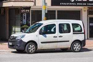 antalya turquía 04 de marzo de 2022 renault kangoo blanco está estacionando en la calle en un día de verano contra el fondo de un edificio, tienda foto