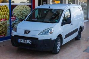 antalya turquía 04 de marzo de 2022 peugeot compañero blanco está estacionado en la calle en un día cálido foto