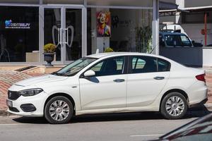 antalya turquía 04 de marzo de 2022 blanco fiat egea está estacionando en la calle en un día de verano foto