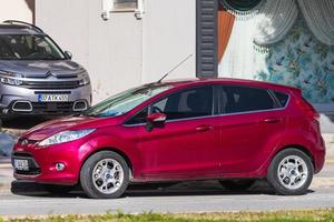 antalya, turquía, 04 de marzo de 2022, el ford fiesta rojo está estacionado en la calle en un día cálido con el telón de fondo de un edificio, tienda foto