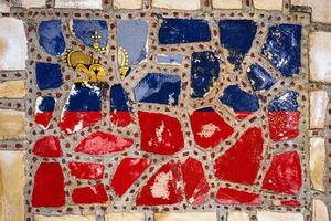 bandera nacional de liechtenstein sobre fondo de pared de piedra. bandera de bandera sobre fondo de textura de piedra. foto