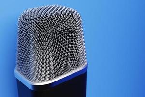 Ilustración 3D cerca de un micrófono de metal sobre un fondo azul. foto