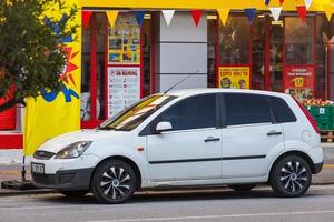 manavgat turquía 05 de marzo de 2022 el ford fiesta blanco está estacionado en la calle en un día cálido con el telón de fondo de un edificio, tienda foto