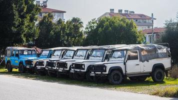 manavgat turquía 05 de marzo de 2022 estacionamiento con autos idénticos en fila land rover defender foto