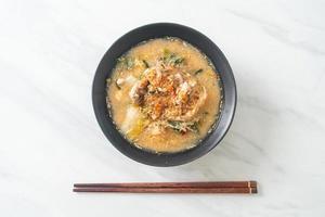 Sopa sukiyaki con cerdo al estilo tailandés foto