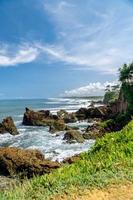 vista natural de la costa en indonesia cuando hace sol. karang tawulan turismo de playa en indonesia foto