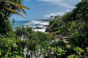 vista natural de la costa en indonesia cuando hace sol. karang tawulan turismo de playa en indonesia foto