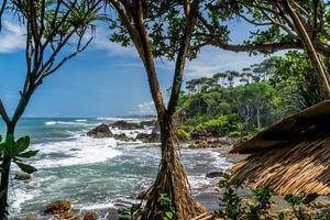 vista natural de la costa en indonesia cuando hace sol. karang tawulan turismo de playa en indonesia foto