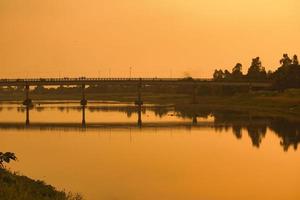 puesta de sol con puente. foto