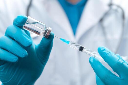 médico sosteniendo una viola con vacuna contra el virus de la corona. foto