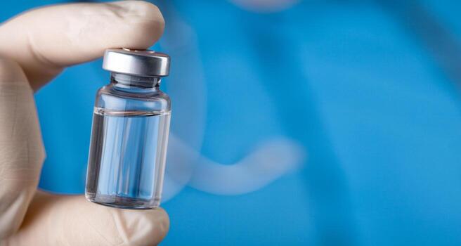 médico sosteniendo una viola con vacuna contra el virus de la corona. foto